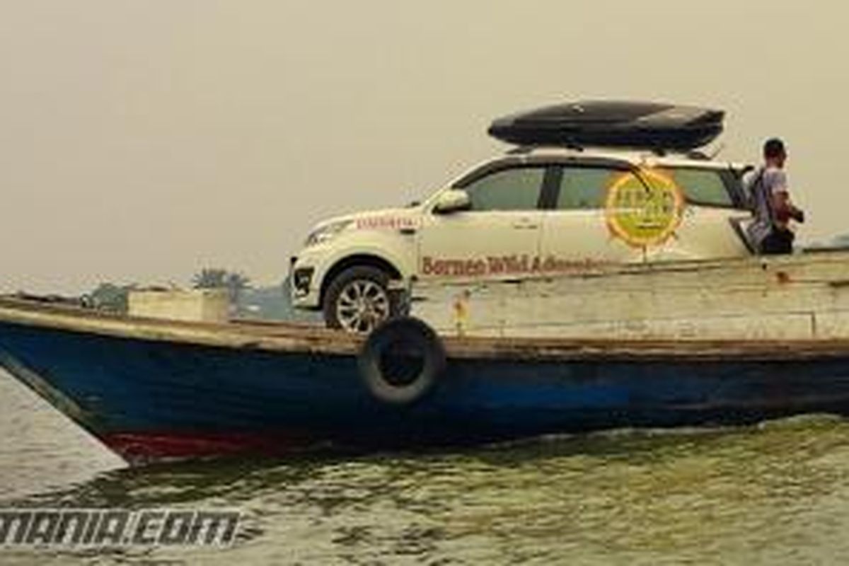 Terios naik kapal barang menuju kepulauan Maratua, Kalimantan.