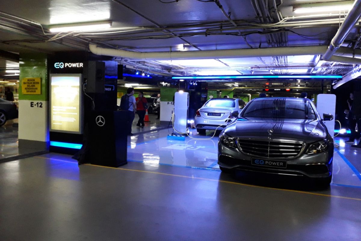 Mercedes-Benz Privilege Parking with EQ Power Charging yang di Plaza Indonesia, Jakarta, tepatnya di area parkir P2. Fasilitas pengisian baterai untuk mobil listrik dan mobil ramah lingkungan tersebut disediakan oleh Mercedes Benz Distribution Indonesia khusus untuk pelanggannya mulai Senin (24/9/2018).