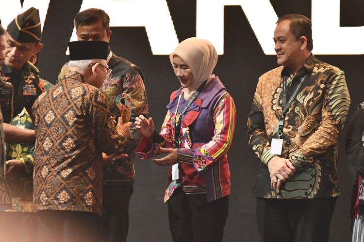 Wakil Presiden RI Ma?ruf Amin menyerahkan penghargaan Indonesia's SDGs Action Awards Terbaik 1 kategori Perusahaan Besar kepada Direktur Utama Pertamina Nicke Widyawati di  Jakarta, Senin (7/10/2024).