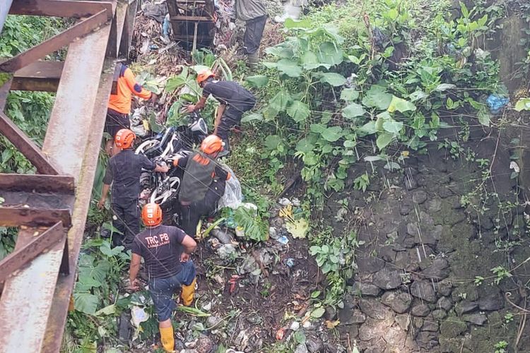 Proses evakuasi kecelakaan tunggal di Lumajang, Sabtu (9/3/2024)