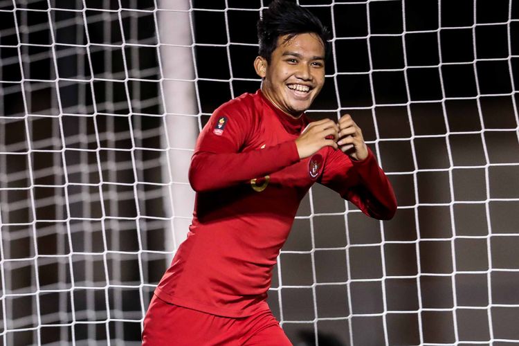 Pemain Timnas U-22 Indonesia, Witan Sulaeman melakukan selebrasi seusai mencetak gol ke gawang Brunei Darussalam dalam pertandingan Grup B SEA Games 2019 di Stadion Sepak Bola Binan, Laguna, Filipina, Selasa (3/12/2019). Timnas Indonesia menang 8-0 dari Brunei Darussalam.