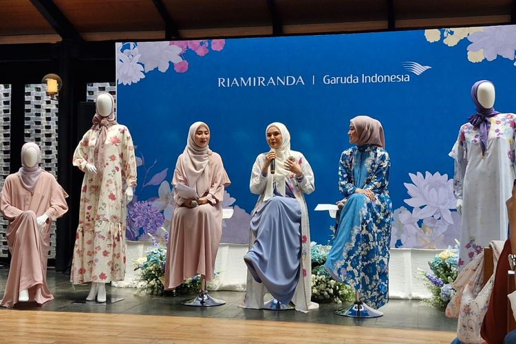 Desainer modest Ria Miranda (tengah) berkolaborasi dengan Garuda Indonesia merilis koleksi busana haji dan umrah di Jakarta Selatan, Rabu (7/2/2024).