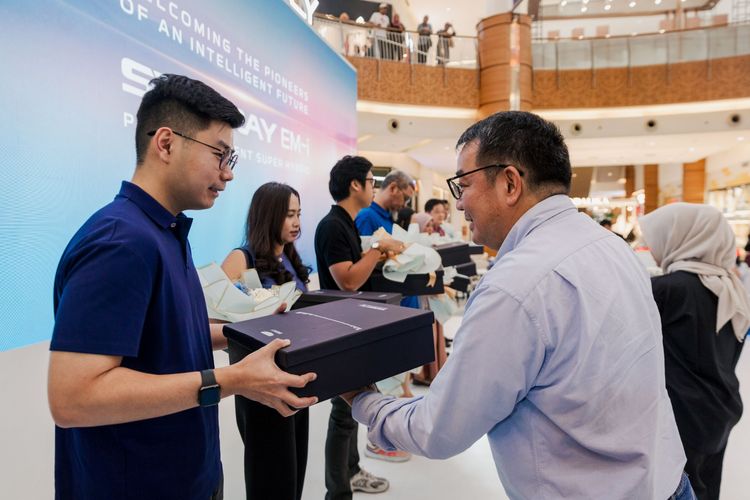 Serah terima Geely Starray EM-i ke pembeli pertama