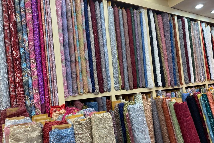 Kain yang dijual di toko Maharaja Textile & Tailor di Pasar Baru, Jakarta Pusat, Selasa (02/04/2024).