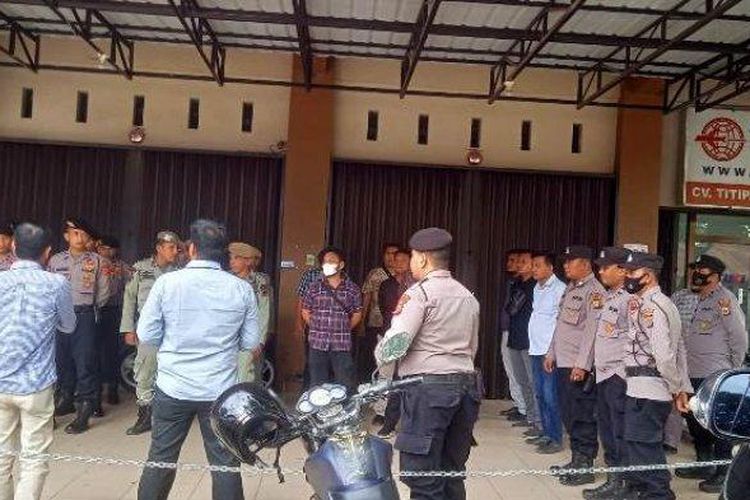 Personel Polresta Banda Aceh dan Polda Aceh menjaga Kantor Partai Aceh (PA) Sabtu (3/12/2022). Penjagaan ini dipastikan dalam rangka jelang peringatan Milad GAM. 
