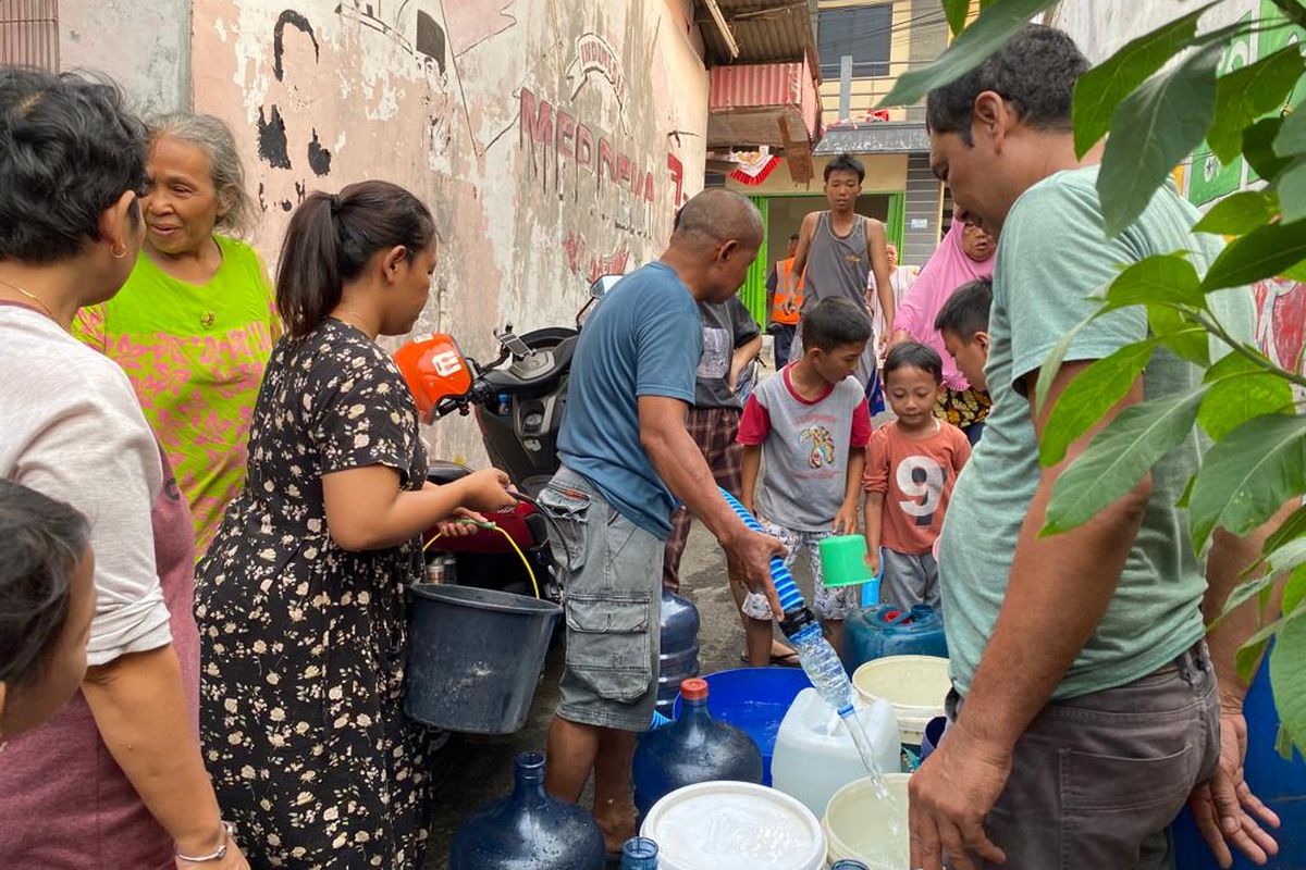 Warga yang terdampak krisis air bersih di Jalan Utan Jati, Pegadungan, Kalideres, Jakarta Barat mengantre untuk bisa mengisi air dari mobil tangki pada Rabu (13/9/2023). 