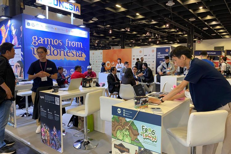 Indonesia meraup potensi transaksi senilai 121,2 juta dollar Amerika Serikat atau setara Rp 1,8 triliun lewat pameran gim Gamescom 2024 yang dihelat di Cologne, Jerman pada 21-25 Agustus 2024.   Potensi transaksi ini naik dibandingkan tahun sebelumnya yang tercatat sebesar 115,7 juta dollar AS atau setara Rp 1,7 triliun.