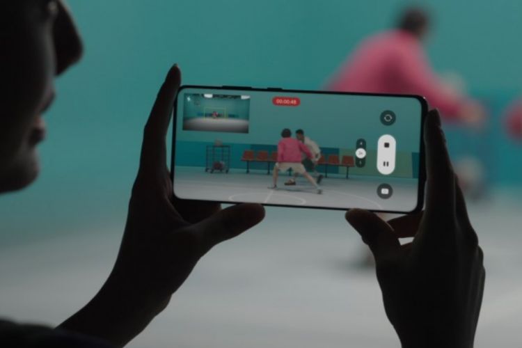 Samsung perkenalkan Isocell Zoom Anyplace, fitur video terbaru untuk HP berkamera 200 MP. Dengan Zoom Anyplace, kamera bisa secara otomatis melacak, menjaga fokus, dan memfilmkan subjek bergerak. Zoom Anyplace juga memungkinkan pengguna mengambil video full screen dan close up secara bersamaan.
