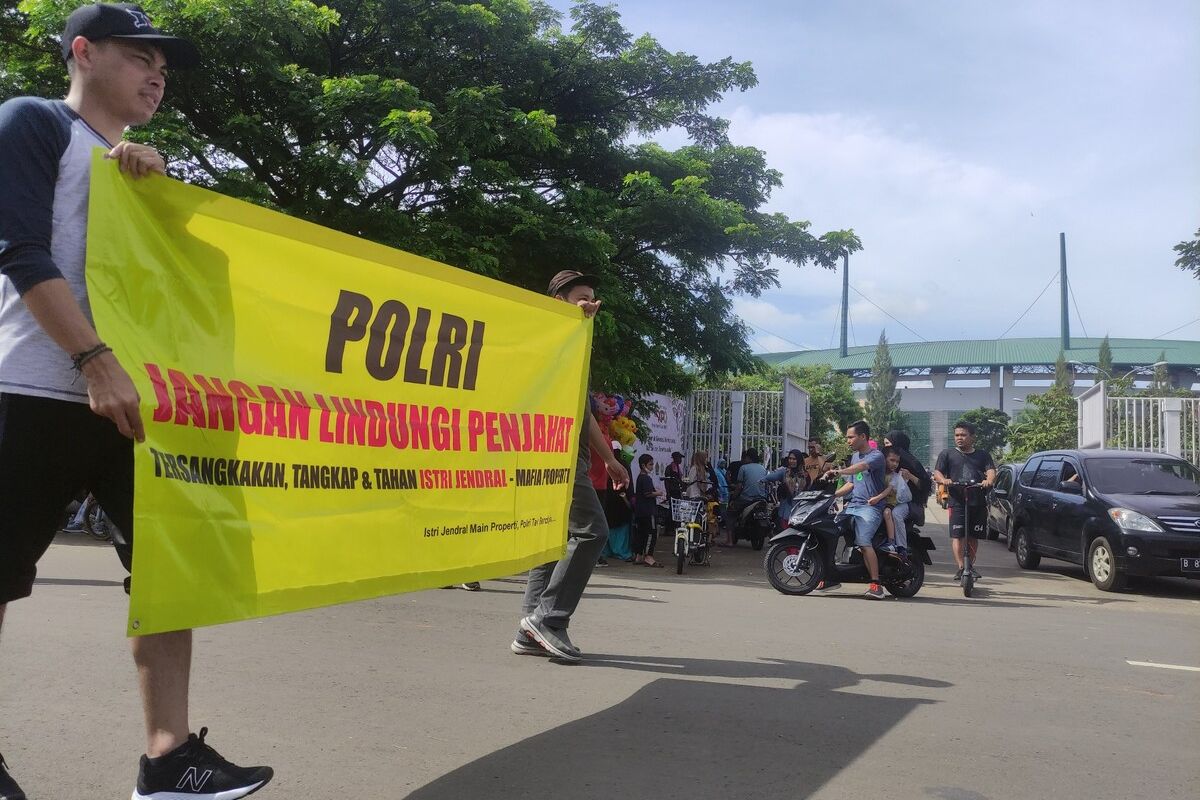 Warga Perumahan Erfina Kencana Regency melakukan aksi unjuk rasa sambil membawa spanduk di Stadion Pakansari, Bogor, Jawa Barat, Minggu (15/1/2023). Mereka menuntut Polres Bogor segera mengusut kasus dugaan penipuan dan tangkap para pelaku yang sudah ditetapkan sebagai tersangka.