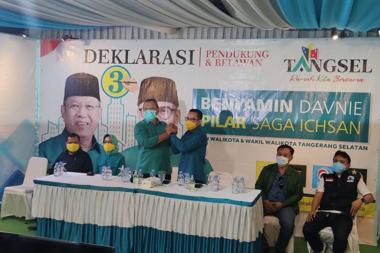 Pasangan calon Benyamin Davnie dan Pilar Saga Ichsan mengklaim memenangi pilkada Tangerang Selatan berdasarkan hitung cepat tiga lembaga survei. Foto diambil di posko tim pemenangan, Jelupang, Serpong Utara, Rabu (9/12/2020).