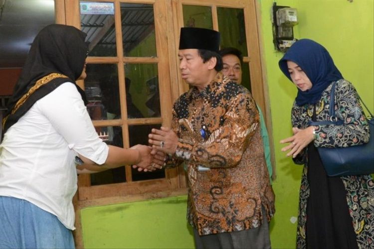 Rektor UNS Solo Prof Jamal Wiwoho melayat almarhumah Irza Laila Nur Trisna Winandi (21) atau biasa dipanggil Icha, mahasiswi UNS yang meninggal setelah tertabrak truk kontainer di rumah duka Perum Bumi Singkil Permai II RT 006/ RW 011, Karanggeneng, Boyolali, Jawa Tengah, Jumat (26/7/2019).