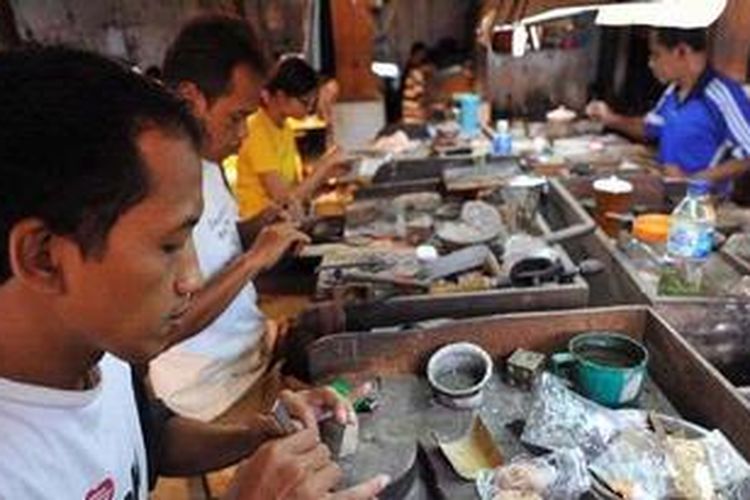Pekerja menggarap kerajinan perak di Salim Silver, Kotagede, Yogyakarta, yang sebagian besar produknya ditujukan untuk diekspor, Rabu (13/6/2012).  