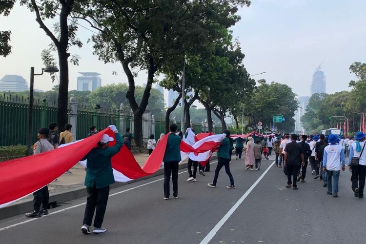 Pembentangan bendera merah putih dilakukan dari Monas menuju Bundaran HI, Jakarta Pusat, Minggu (28/8/2022). 
