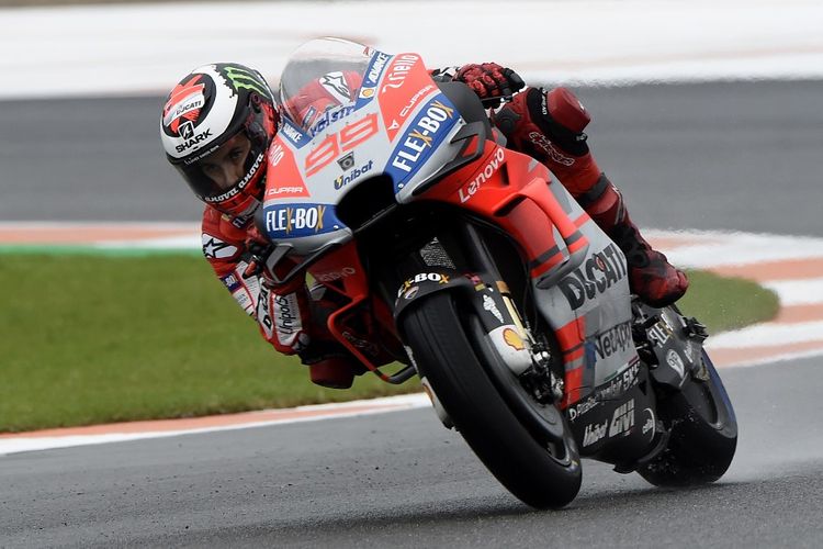 Jorge Lorenzo saat balapan di Valencia, Spanyol. (Photo by JOSE JORDAN / AFP)