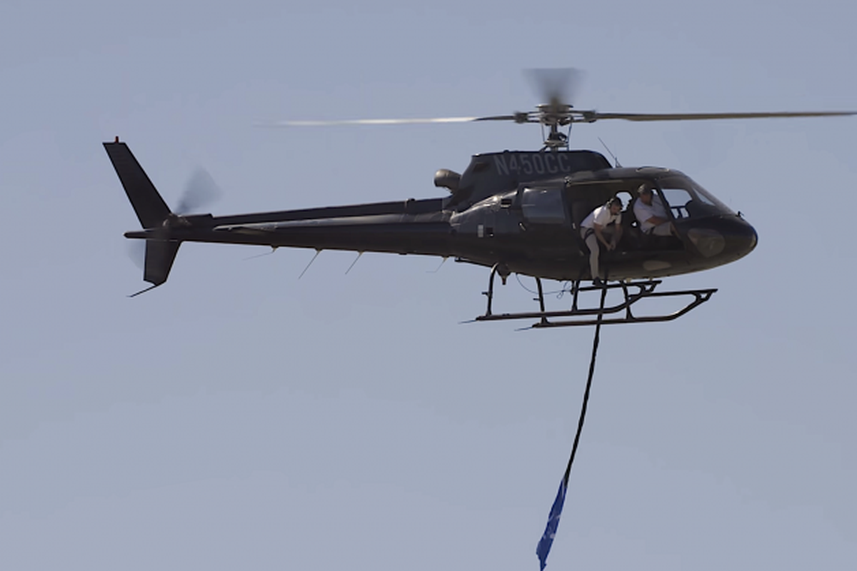 Derek Muller sedang berada di helikopter untuk menjawab pertanyan hipotesis fisika yang viral dan kontroversial.