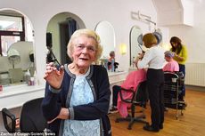 72 Tahun Jadi Penata Rambut, Wanita Ini Akhirnya Pensiun