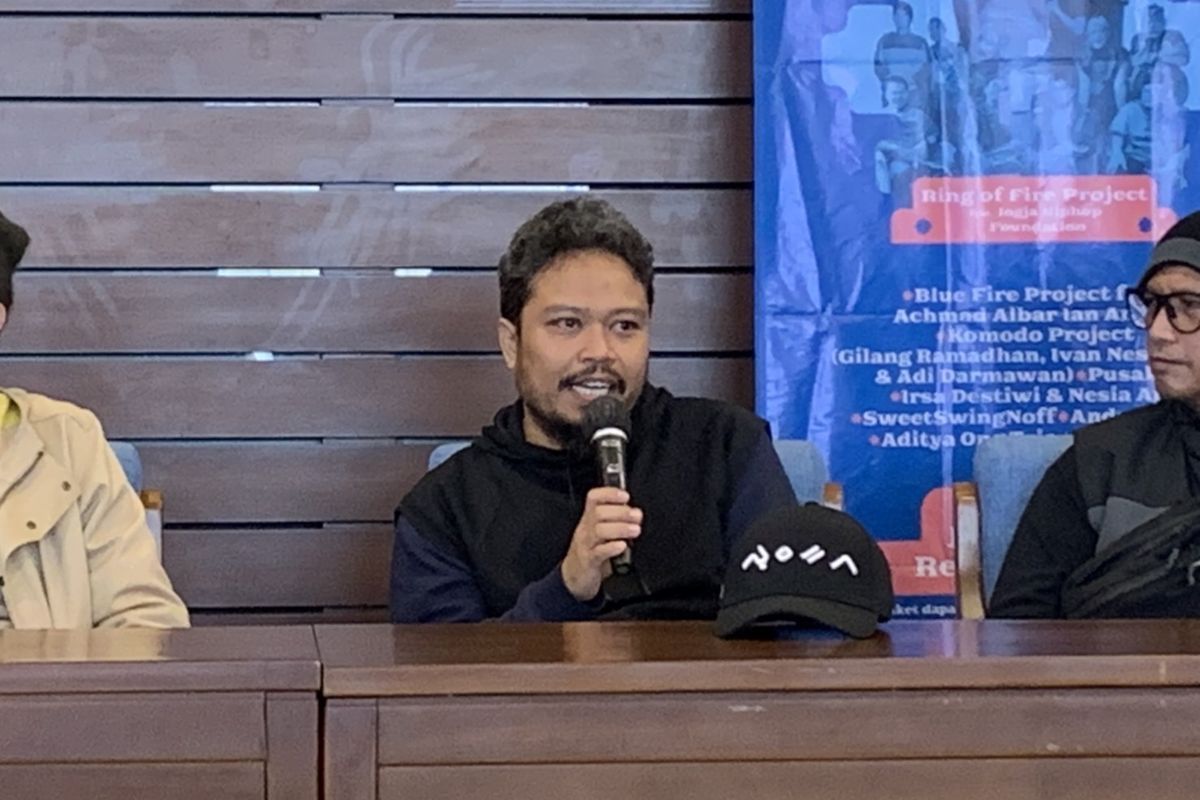 Musisi Mohammad Istiqamah Djamad alias Pusakata saat jumpa pers mengenai kesiapannya untuk tampil dalam pagelaran Jazz Gunung Bromo 2022 di Probolinggo, Jawa Timur.