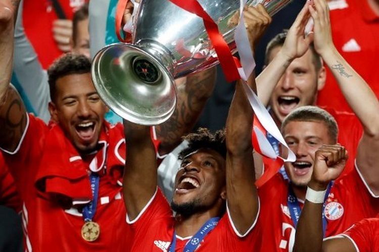 Winger Bayern Muenchen, Kingsley Coman (tengah) mengangkat trofi Liga Champions 2019-2020.