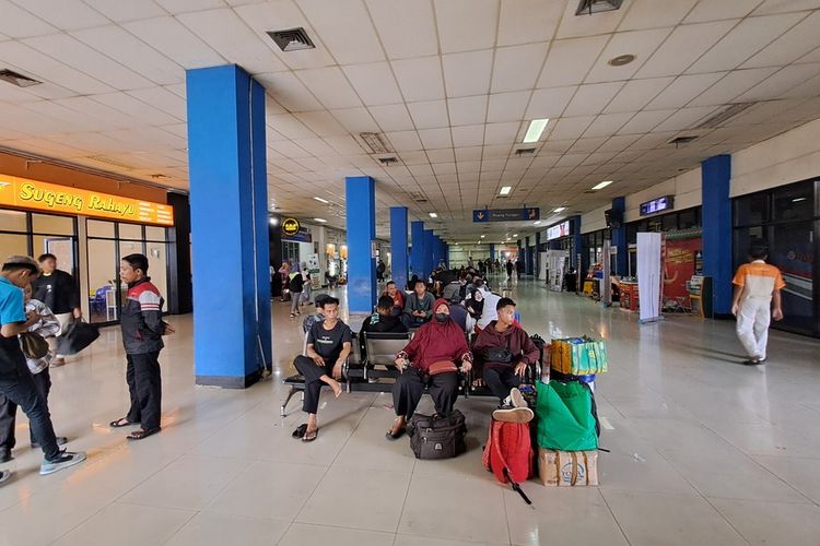 Arus mudik Lebaran 2024 di Terminal Tirtonadi, Kota Solo, Jawa Tengah (Jateng), pada Minggu (7/4/2024)