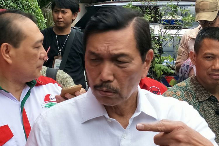 Menteri Koordinator Bidang Kemaritiman, Luhut Binsar Pandjaitan ketika ditemui di Kantor DPP PDI-P Lenteng Agung, Jakarta, Minggu (8/4/2018) 