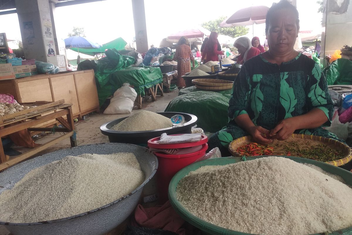 Harga beras di Pasar Raya Ama Hami Kota Bima, Nusa Tenggara Barat (NTB), naik Rp 16.000 per kilogram, Senin (19/2/2024).