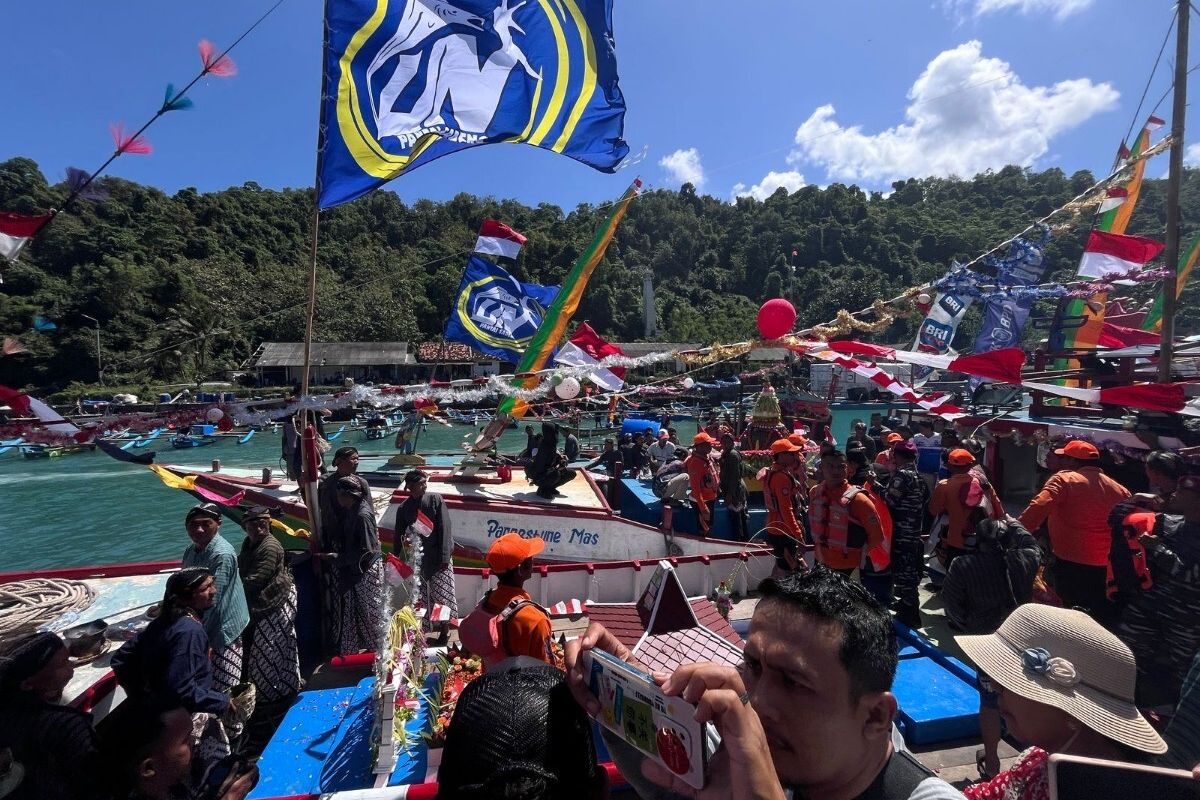 Tradisi Petik Laut Pantai Sadeng, Girisubo, Gunungkidul, Rabu (9/7/2025)