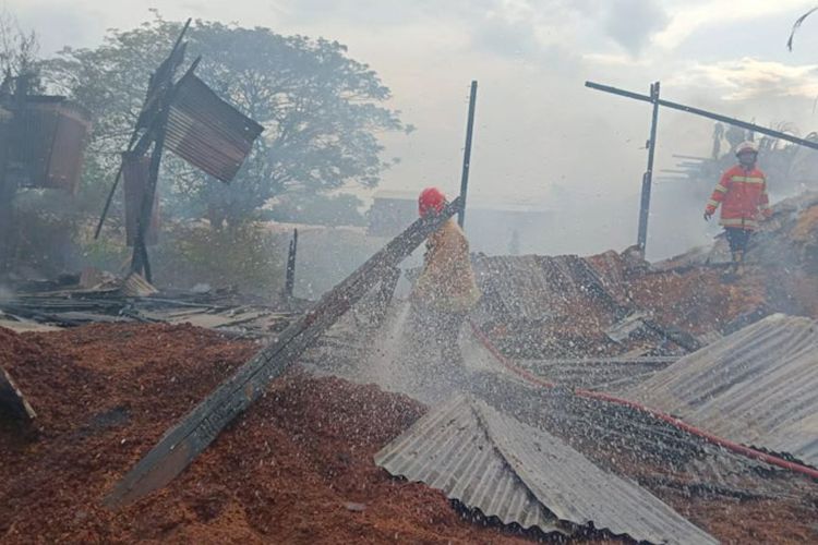 Petugas melakukan pembasahan pada gudang kayu yang terbakar di Desa Ambeng-ambeng Watangrejo, Kecamatan Duduksampeyan, Gresik, Jawa Timur, Sabtu (13/8/2022). *** Local Caption *** Petugas melakukan pembasahan pada gudang kayu yang terbakar di Desa Ambeng-ambeng Watangrejo, Kecamatan Duduksampeyan, Gresik, Jawa Timur, Sabtu (13/8/2022).