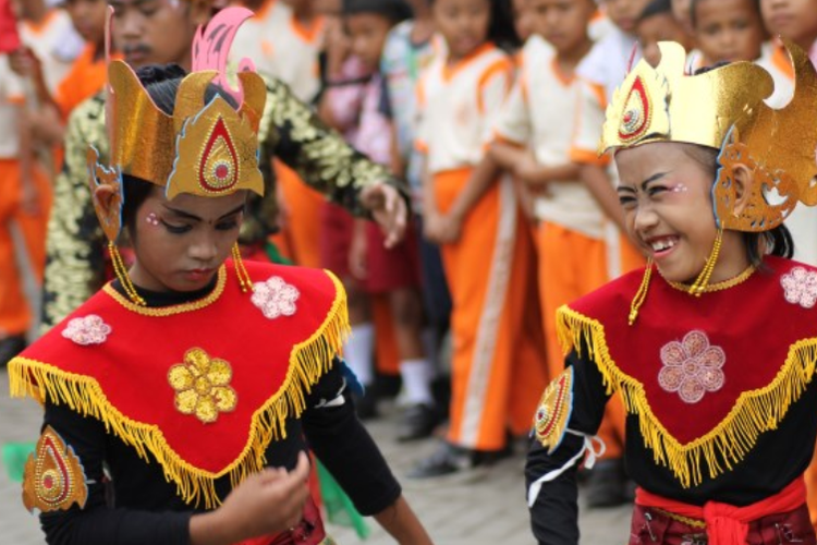 Dalam Permendikbud Ristek nomor 50 tahun 2022 mengatur tentang penggunaan seragam sekolah para siswa SD hingga SMA.