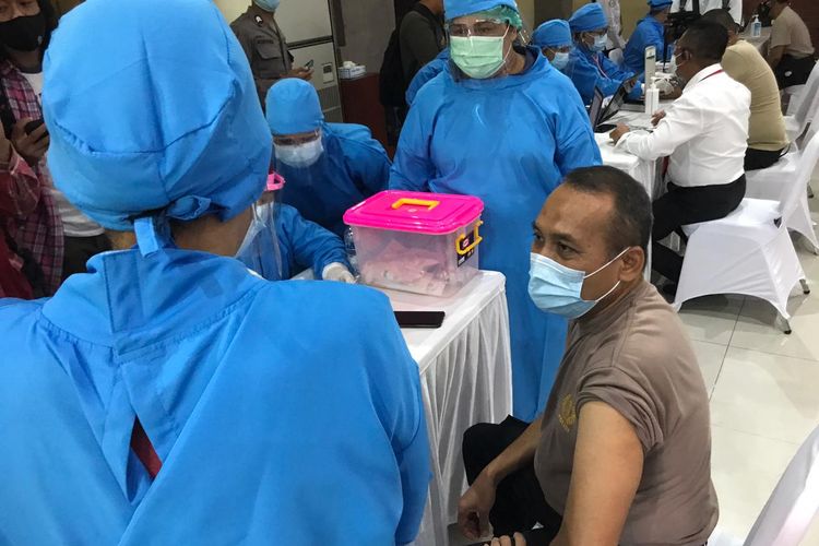 anggota Polda Bali menjalani vaksinasi Covid-19 di Mapolda Bali, Denpasar, Senin (1/3/2021).