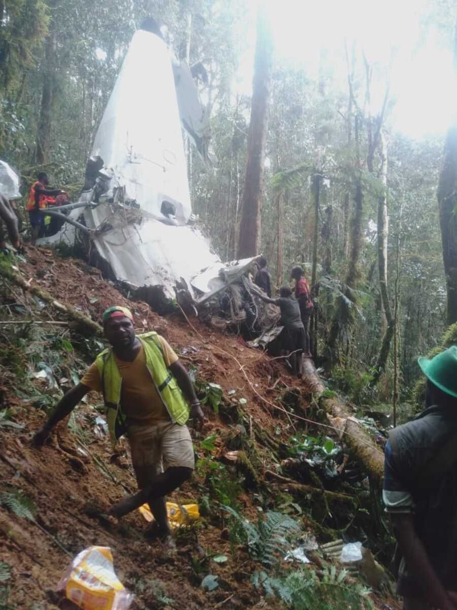 BERITA FOTO: Proses Evakuasi Korban Kecelakaan Pesawat Rimbun Air di Papua