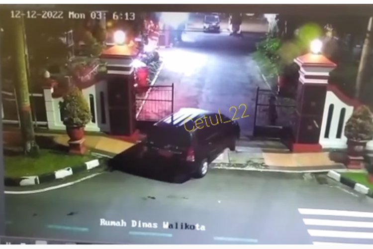 Tangkapan layar unggahan video rekaman kamera pengawas atau CCTV yang menunjukkan detik-detik mobil hitam berpelat merah diduga milik kawanan perampok rumah dinas Wali Kota Blitar.