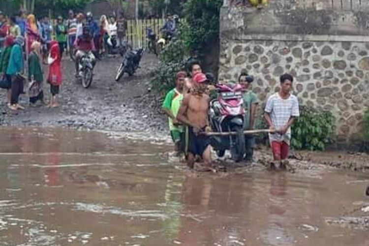 Warga harus bertaruh nyawa menyeberangi derasnya arus sungai lantaran tak adanya jembatan penghubung. Bahkan, para pengendara harus meminta warga sekitar untuk memikul kendaraan sampai keseberang sungai.