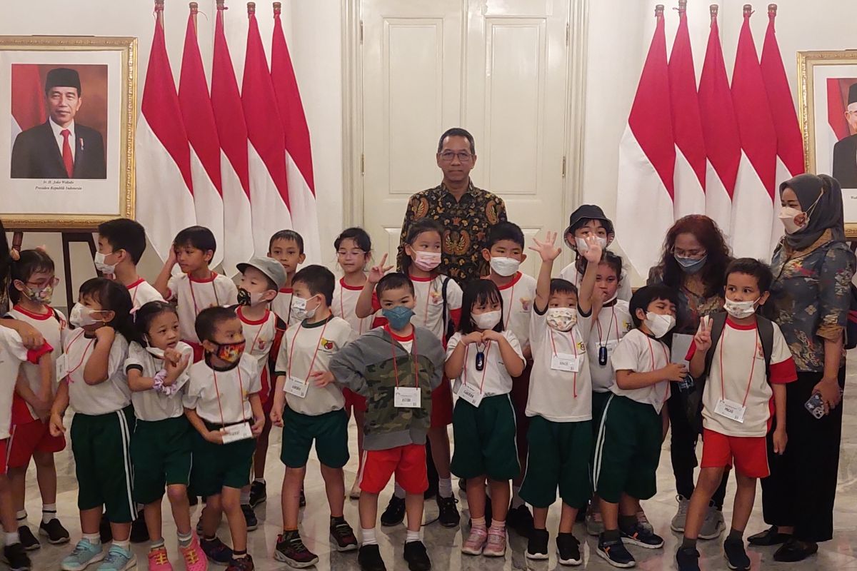 Penjabat (Pj) Gubernur DKI Jakarta Heru Budi Hartono tampak menemui belasan anak-anak kecil yang mengunjungi Balai Kota DKI Jakarta, Gambir, Jakarta Pusat, Jumat (10/2/2023) siang.