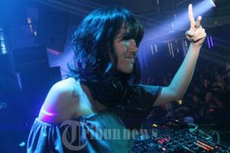 Putri Una Astari atau akrab dipanggil Disk Jockey (DJ) Una menghibur penggemarnya di Liquid Cafe, Jalan Thamrin, Semarang, Kamis (1/10/2015) dini hari.