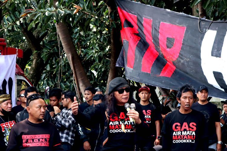 Tokoh Aremania Anto Baret saat orasi didepan ratusan suporter Arema FC saat melakukan aksi menuntut pencabutan berkas yang sudah dilimpahkan Penyidik Kepolisian ke Kejaksaan Tinggi Jatim di Kantor Kejati Kota Malang, Senin (31/10/2022) siang.