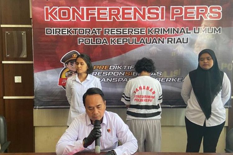 Konfrensi pers pengungkapan kasus pengiriman calon PMI ilegal di Polda Kepri, Senin (13/2/2023). 
