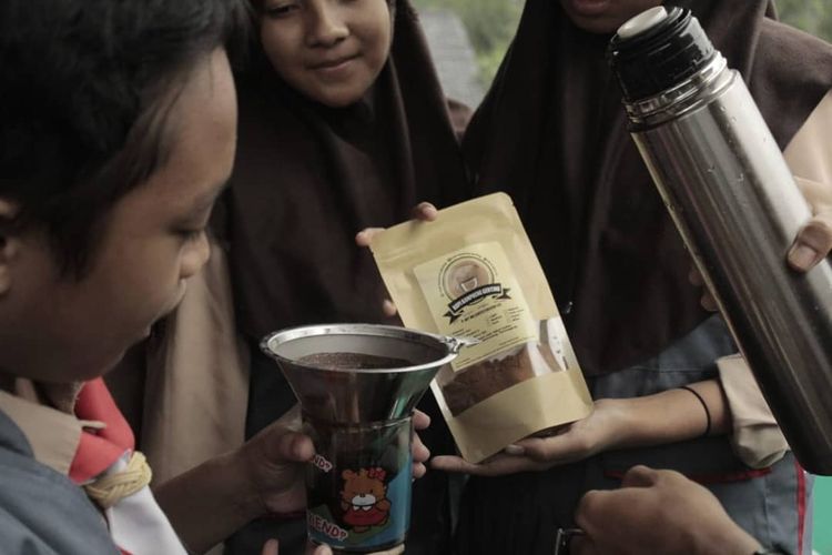 Kopi Kampoeng Genting ketika dikunjungi oleh siswa SMP