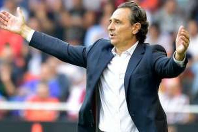 Reaksi pelatih Valencia, Cesare Prandelli, dalam partai La Liga versus Barcelona di Stadion Mestalla, Valencia, 22 Oktober 2016.