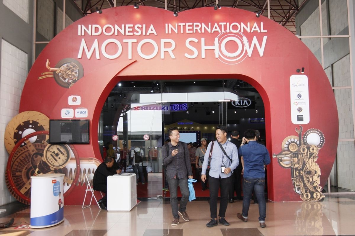 Suasana saat  pameran otomotif Indonesia International Motor Show (IIMS) 2017 di JI Expo Kemayoran, Jakarta, Kamis (27/4/2017). Pemeran otomotif yang akan berlangsung hingga 7 Mei 2017 itu diikuti pelaku industri otomotif di tanah air dengan manampilkan produk unggulan.
