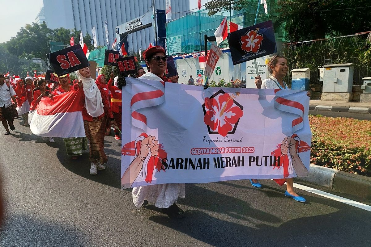 Sejumlah peserta Gerakan Pembagian Bendera Merah Putih (Gebyar Bendera Merah Putih) saat melintasi Jalan Medan Merdeka Selatan, Jakarta Pusat, Minggu (13/8/2023).
