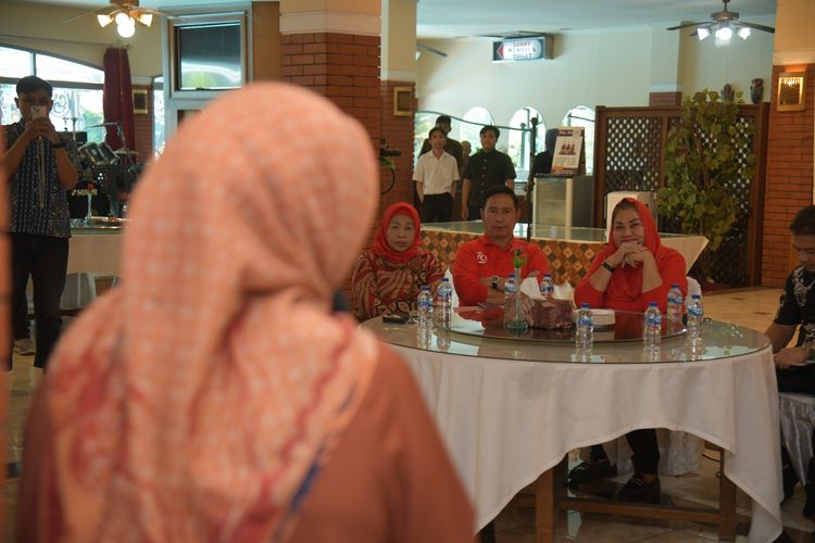 Wali Kota (Walkot) Semarang Hevearita Gunaryanti Rahayu mengadakan audiensi dengan orangtua murid terkait permasalahan penganuliran nilai piagam pada PPDB oleh Pemerintah Provinsi (Pemprov) Jawa Tengah (Jateng), Minggu (14/7/2024). 
