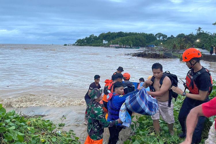 Bencana banjir yang melanda beberapa Kota dan Kabupaten di Sulawesi Selatan (Sulsel) menelan korban jiwa tenggelam di Dusun Pacciro, Desa Libureng, Kecamatan Tanete Riaja, Kabupaten Barru, Sabtu (21/12/2024).