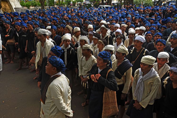 Sejumlah warga Baduy berjalan menuju Kantor Gubernur Banten untuk mengikuti tradisi Seba Baduy di Kota Serang, Sabtu (29/4/2023). Tradisi yang berlangsung setiap tahun tersebut ditandai dengan penyerahan hasil panen serta penyampaian aspirasi warga Baduy kepada pemerintah.