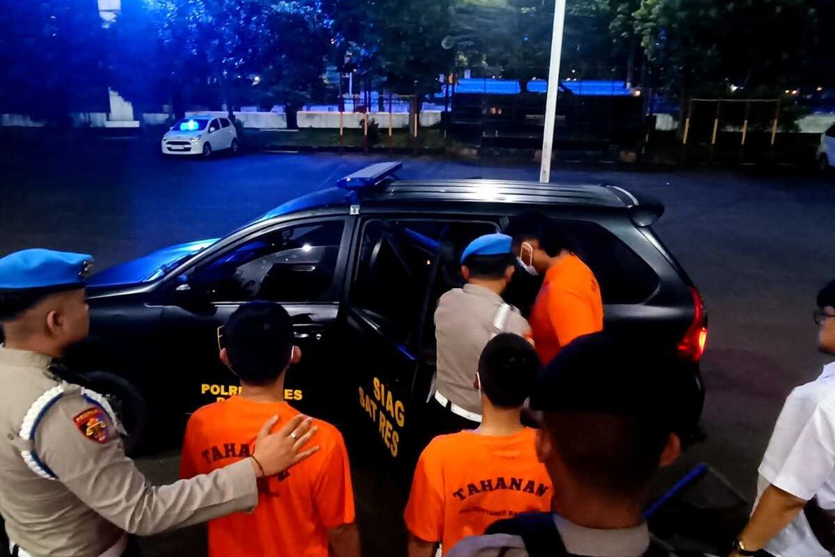 Para tersangka dalam kasus penyerangan kantor PP diboyong kedalam mobil petugas di Mapolrestabes Bandung, Kamis (16/1/2025)