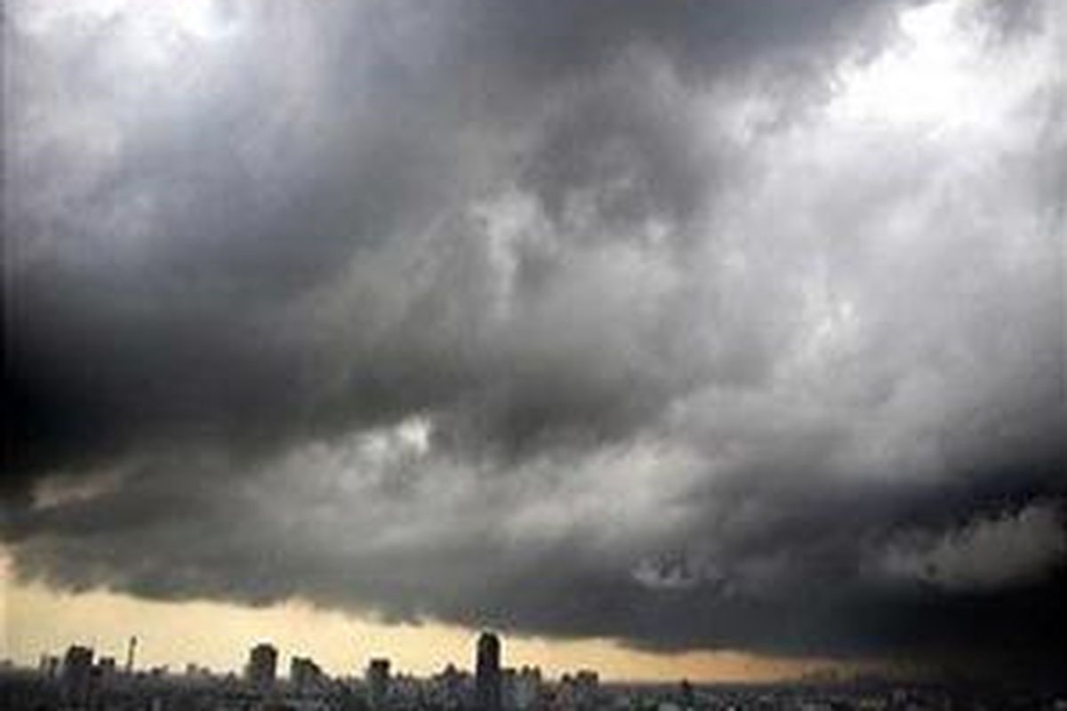 Awan mendung menggantung di atas provinsi DKI Jakarta pada 5 Maret 2008. 