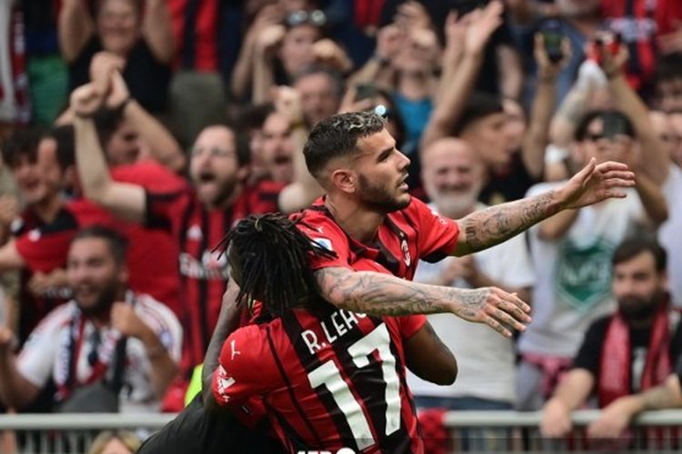 Bek sayap kiri AC Milan asal Perancis, Theo Hernandez, melakukan selebrasi bersama Rafael Leao usai bikin gol indah via lari slalom 95 meter ke gawang Atalanta dalam laga Liga Italia 2021-2022 di Stadion San Siro, Minggu 15 Mei 2022. Leao dan Theo diprediksi bakal memegang peran kunci saat Milan bertandang ke markas Napoli pada pekan ke-28 Liga Italia 2022-2023, Senin (3/4/2023) dini hari WIB.