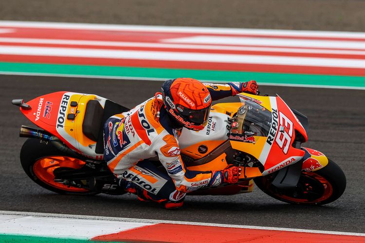 Pebalap Repsol Honda Team, Marc Marquez memacu sepeda motornya saat sesi latihan bebas 3 MotoGP seri Pertamina Grand Prix of Indonesia 2022 di Pertamina Mandalika International Street Circuit, Lombok Tengah, NTB, Sabtu (19/3/2022). Marquez keluar sebagai pebalap tercepat pada FP3 dengan catatan waktu 1 menit 34,067 detik.