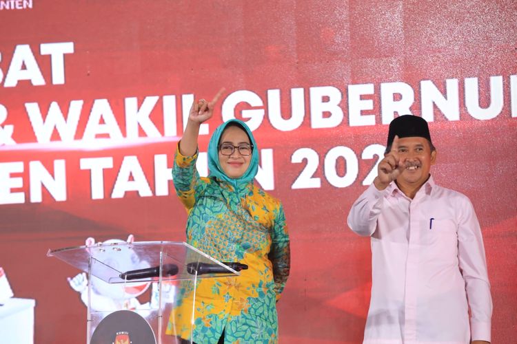 Pasangan Calon Gubernur (Cagub) dan Calon Wakil Gubernur (Cawagub) Banten nomor urut 1, Airin Rachmi Diany dan Ade Sumardi dalam debat kedua Pemilihan Kepala Daerah (Pilkada) Banten yang digelar di Jakarta, Kamis (7/11/2024).