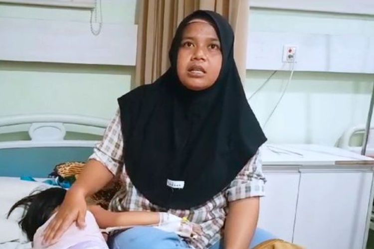 
Suryani (31) menemani anaknya Kaira (3) yang dirawat di Rumah Sakit Rosela Karawang pada Selasa (23/01). Mereka terpapar gas klorin yang bocor pada Sabtu malam (20/01) dari pabrik PT Pindo Deli Pulp and Paper Mills di Karawang, Jawa Barat.
