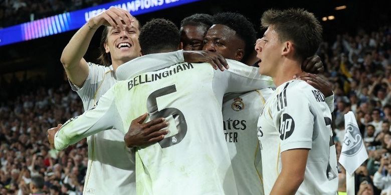 Gelandang Real Madrid Jude Bellingham merayakan gol pembuka pada laga matchday ke-3 fase liga Champions UEFA antara Real Madrid CF dan Juventus di Stadion Santiago Bernabeu di Madrid pada tanggal 22 Oktober 2025.